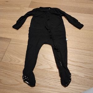 Posh Peanut Black Ribbed Ruffle Footie